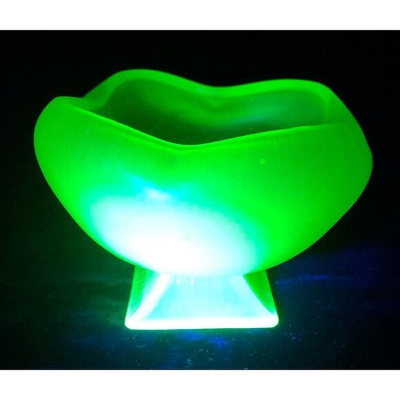 Northwood Uranium Glow Vaseline Stretch Glass Cupped Pinched Tree of Life Bowl - Picture 3 of 8